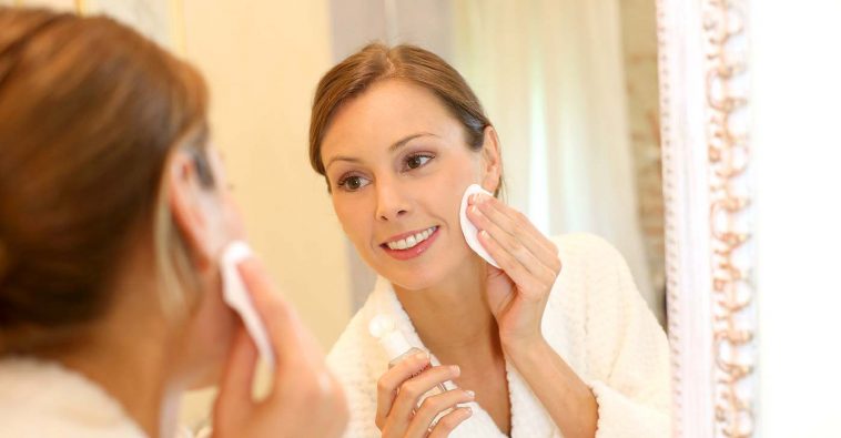 5 razones para quitarse el maquillaje de la cara antes de acostarse